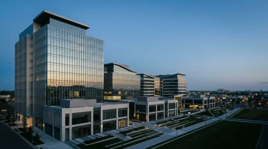 Vue d'ensemble d'un portefeuille immobilier tertiaire moderne avec bâtiments de bureaux et espaces commerciaux illustrant la gestion d'actifs professionnelle