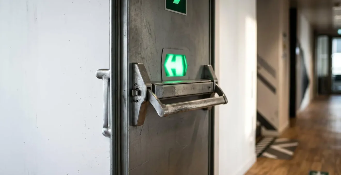 Système de signalisation d'issue de secours conforme aux normes ERP françaises