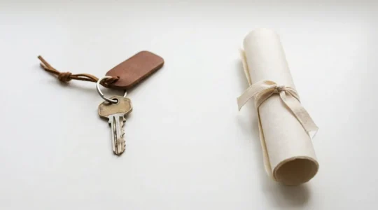 Décision financière entre garanties immobilières pour un crédit en France